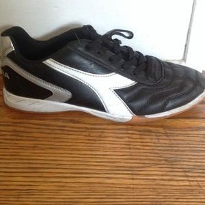 Diadora Mens size 7 indoor soccer shoes